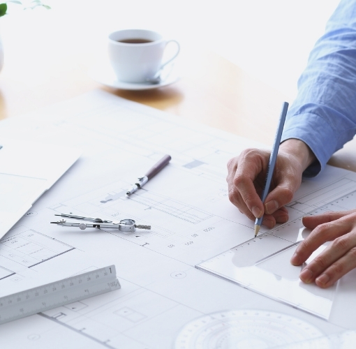 Planen Sie Ihr Bauvorhaben bis ins Detail mit unseren hochwertigen Garagentoren und Haustüren speziell für Bauherren und Modernisierer. Unsere umfassenden Leistungen garantieren Ihnen passgenaue Lösungen für stilvolle und sichere Eingangstüren, die Ihr Zuhause perfekt abrunden.