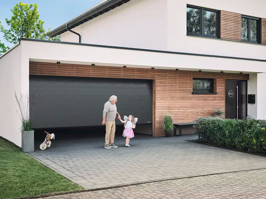 Sektionaltor Ein modernes Garagen-Sektionaltor vereint Sicherheit, Komfort und ansprechendes Design für Ihr Zuhause. Mit seiner platzsparenden Öffnung und hervorragenden Wärmedämmung bietet es die ideale Lösung für energieeffizientes und stilvolles Wohnen.