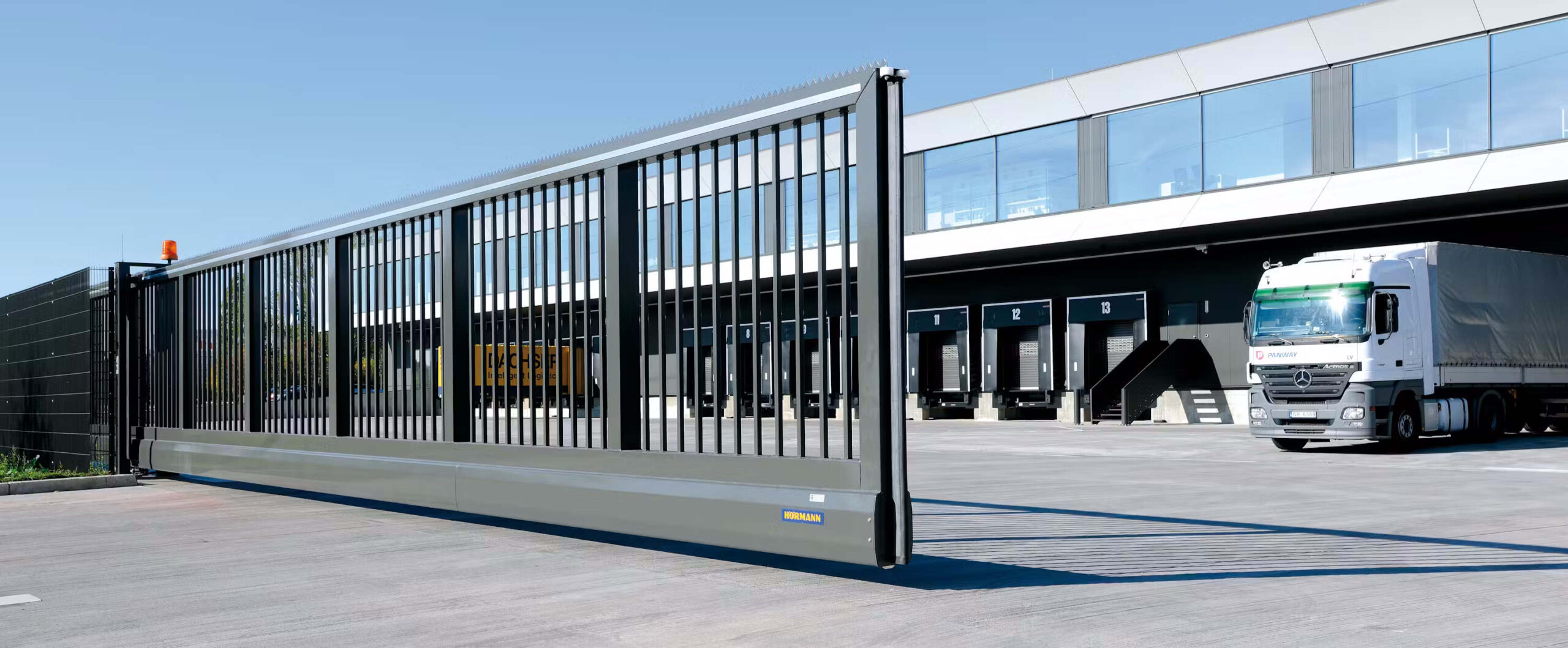 Hofschiebetore Stabile Hofschiebetore sichern gewerbliche Zufahrten zuverlässig und sorgen für reibungslose Logistikabläufe. Sie kombinieren moderne Technik mit langlebiger Konstruktion und bieten eine sichere, platzsparende Lösung für Industrie- und Betriebsgelände.