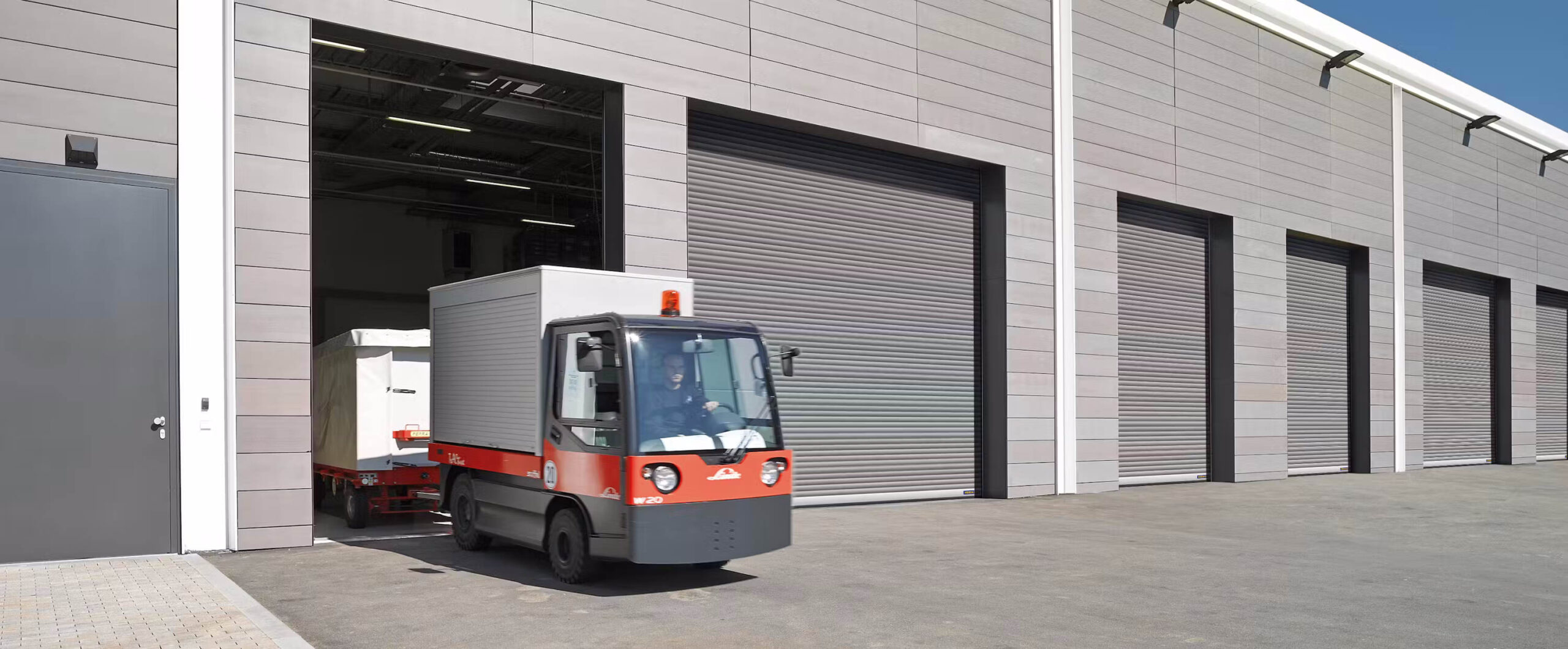 Industrie Rolltore Robuste Industrie-Rolltore bieten zuverlässigen Schutz und hohen Bedienkomfort für Produktions- und Logistikgebäude. Sie zeichnen sich durch platzsparendes Design, Langlebigkeit und eine schnelle Öffnungsmechanik aus – ideal für frequentierte Industriehallen.