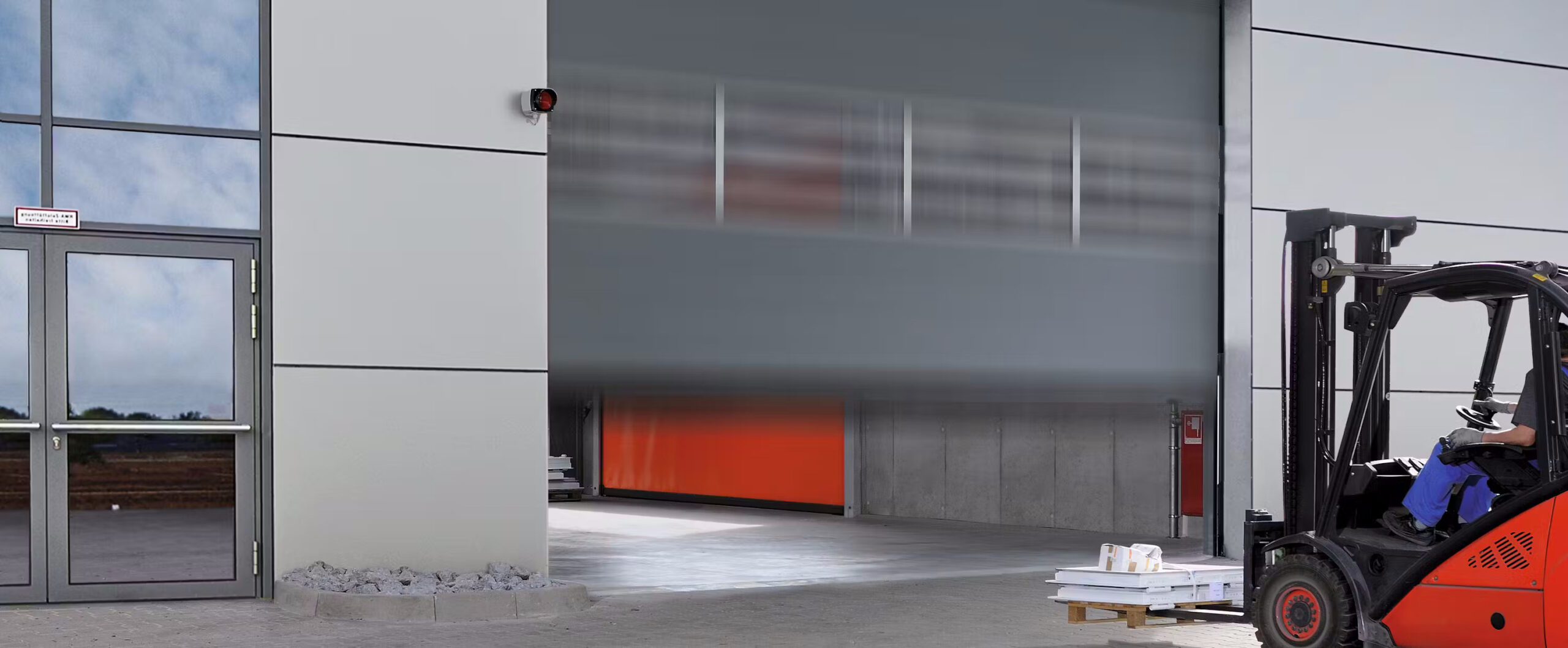 Schnelllauftore Effiziente Schnelllauftore optimieren Arbeitsabläufe in Industrie und Logistik durch schnelle Öffnungs- und Schließzeiten. Sie erhöhen die Energieeffizienz, reduzieren Zugluft und tragen zur Sicherheit und Produktivität in stark frequentierten Bereichen bei.